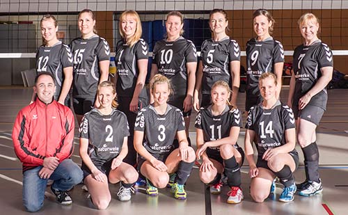 Hinten von links: Anna Deckert, Sarah Humpert, Jasmin Mraz. Doreen Lubahn, Stefanie Mitmanski, Linda Fink, Stefanie Hollingshaus. Vorne von links: Trainer Carl Herzog, Katharina Kolhagen, Lieselotte Fink, Melissa Börner, Elena Christmann.