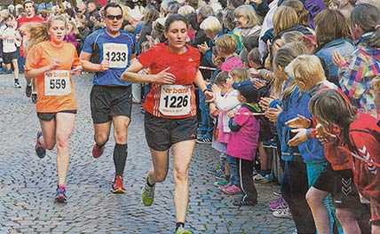 m Endspurt in den Zieleinlauf in der Rodergasse geben die Teilnehmer noch einmal alles. Fotos: wita/Udo Mallmann