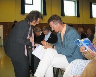 Autogramme sind gefragt akadem-feier-tsg2004-03