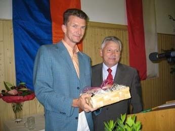 K. Simon überreicht ein Präsent akadem-feier-tsg2004-12