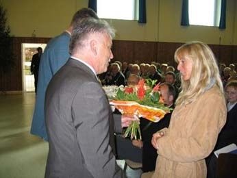 Blumen für Frau Gross akadem-feier-tsg2004-13