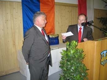 Glückwunsch von B. Albers, erster Kreisbeigeordneter des Rheingau-Taunus-Kreises akadem-feier-tsg2004-19