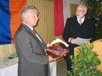 Die TSG Idstein erhält den Wappenteller der Stadt Idstein akadem-feier-tsg2004-23