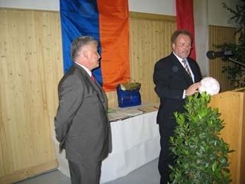 Glückwünsche von Gergard Rüppel, Kreisfußballwart des Hessischen Fußballverbandes akadem-feier-tsg2004-27