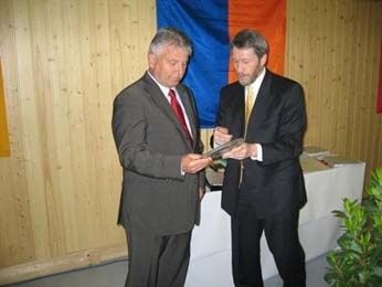 Geschenk von Dr. Norbert Englisch, Präsident des Hessischen Tischtennisverbandes akadem-feier-tsg2004-28