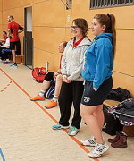 Die Ruhe vor dem Sturm. Jana (re) und Franziska im lockeren Taktikgespräch. 01-20170127_174300-Liga-01-Usingen