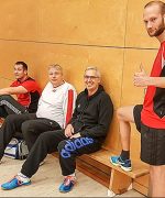 Lars, Andreas, Stephan und Timo überlegen, ob ein ausgiebiges Warmlaufen nötig ist. Die Stimmung (noch) locker! 02-20170127_174310-Liga-01-Usingen