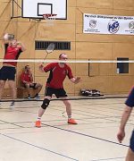 Unser Langarm-Doppel Andreas (hinten), Ingo (Lauerstellung am Netz). Unsere beiden Größten mit der Reichweite waren der erwartet durchsetzungsstarke Gegner. 04-IMG-20170129-WA0011-Liga-01-Usingen