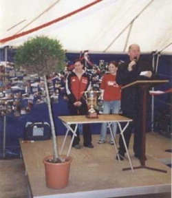 Kathrin Baier loste die Gewinner der abendlichen Tombol aus. drunen-05
