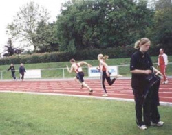 Idsteiner "Clubstafette", Laura Schütz wechselt mit großem Vorsprung auf Schlussläufer Marius Mautsch. drunen-07