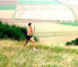 Tapfer kämpft sich Julia Baier den Berg hoch. la-mensfelder-kopf-2002-11