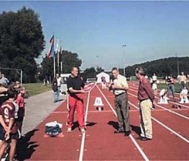 W. Heller (Mitte) moderierte die Präsentübergabe von Theo van Houten (r.) an Thomas Schütz. la-stadtmeisterschaft-2002-02