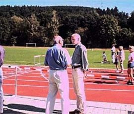 Walter Fischer im Gespräch mit Bürgermeister Gerhard Krum. la-stadtmeisterschaft-2002-03