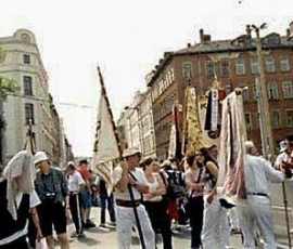 Warten auf den Beginn des Festzugs la-turnfest_leipzig_2002-01