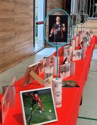 Eine kreative Art der Bildpräsentation auf Badmintonschlägern. - Foto Matthias Kunert