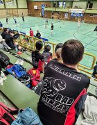 Letzte Ballwechsel auf der einen Seite, volle Konzentration auf der anderen – Turnieratmosphäre pur vor dem nächsten Einsatz.