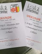 Auch in der U19 jubeln unsere Spielerinnen: Aylin und Anisha erkämpfen sich mit viel Einsatz den dritten Platz im Damendoppel.