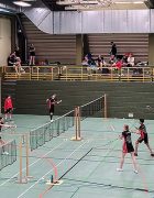 Vereinsduell mitten im Turniergeschehen: Wenn aus Teamkollegen plötzlich Gegner werden – unter den Augen der Idsteiner Fans.