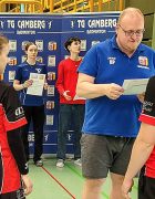 Beeindruckende Präsenz, kluge Spielzüge, verdienter Sieg: Alina und Julius holen sich den ersten Platz – Urkundenübergabe durch Holger Parakenings.