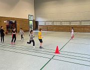 Spielerisch Drucksituationen lösen: Hier wird auf kleiner werdenden Feldern mit Handlungsdruck trainiert.