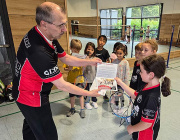 Zum Abschluss gab es für alle eine wohlverdiente Urkunde – mit süßer Überraschung.